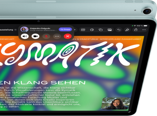 iPad Air, Farbe Blau, von oben, das Display zeigt die Keynote App während der Bildschirmfreigabe in einem FaceTime Videoanruf, Rückseite mit 12 MP Weitwinkel-Rückkamera, Lautstärketasten